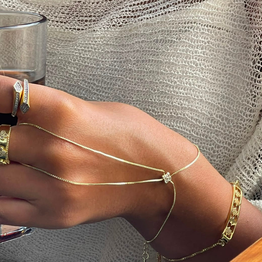 Van Cleef flower hand chain