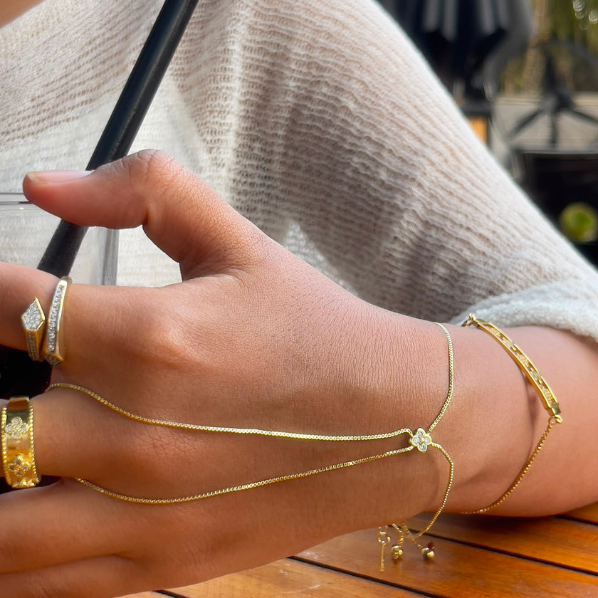 Van Cleef flower hand chain